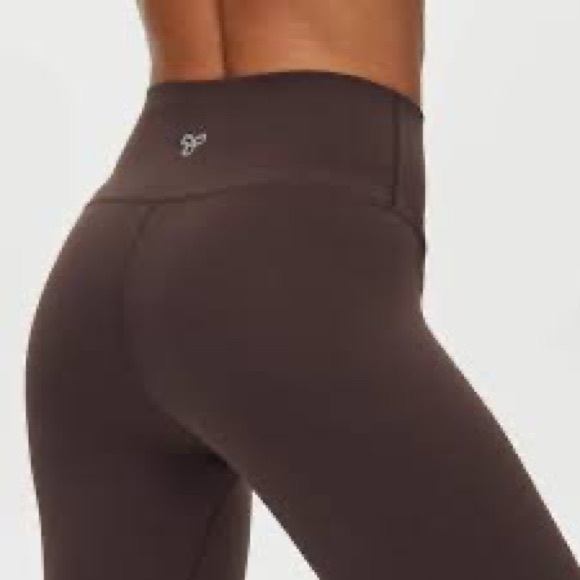 Aritzia Pants - Aritzia TNABUTTER Atmosphere Hi-Rise 3/4 Legging in Rich Mocha Brown